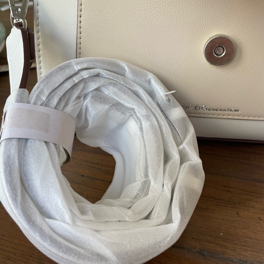 BCBGeneration, handbag, NWT, separate shoulder strap, beautiful for Easter🐣 - Picture 3 of 5